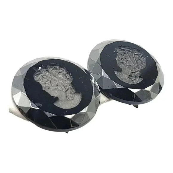 Intaglio Cameo Reverse Carved Black Glass Clip On Earrings Vintage 1.5" x 1.5" - Picture 3 of 5